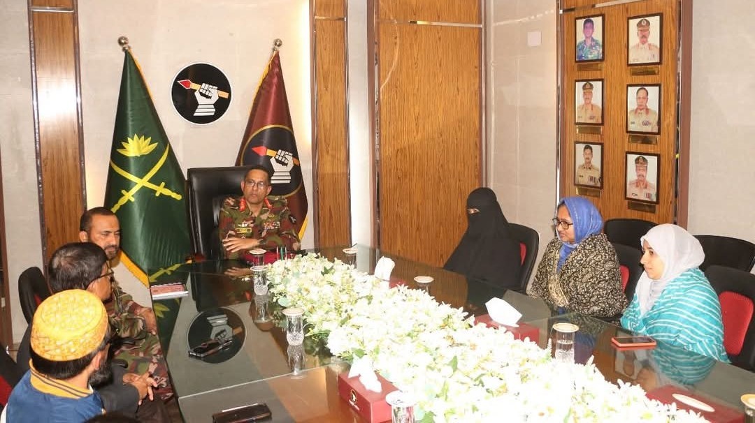 কুমিল্লা সেনানিবাসে জিওসি'র সাথে নিহত তৌহিদের পরিবারের সাক্ষাত